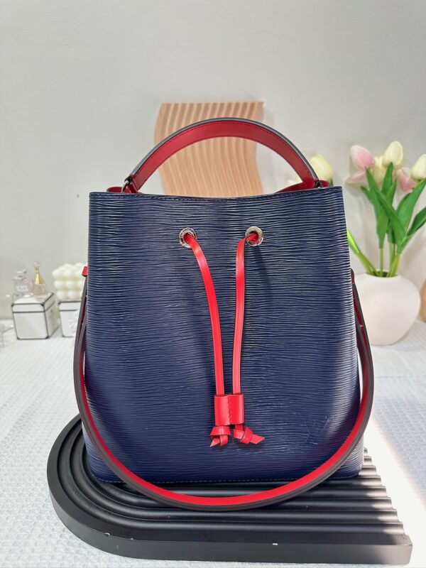 LV Neonoe Epi Leather 98% New