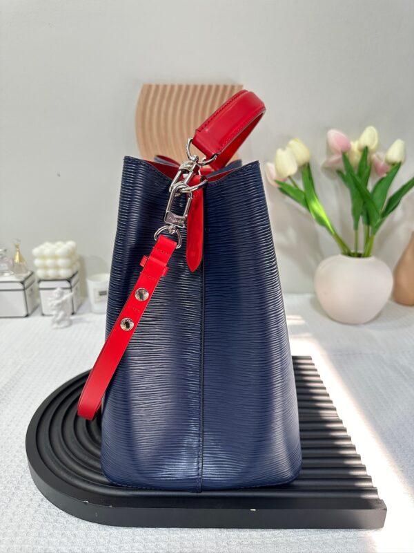 LV Neonoe Epi Leather 98% New - Image 3