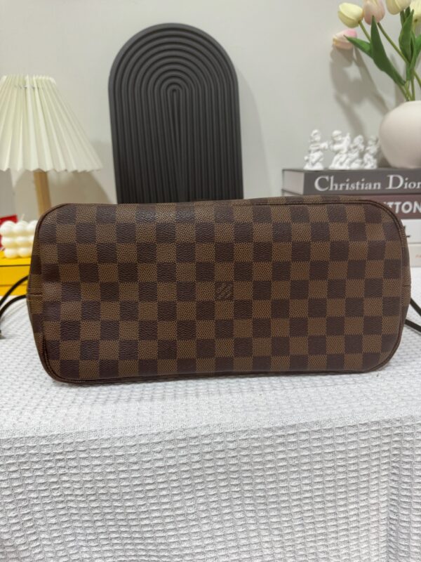 LV Neverfull MM Damier 93% New - Image 6