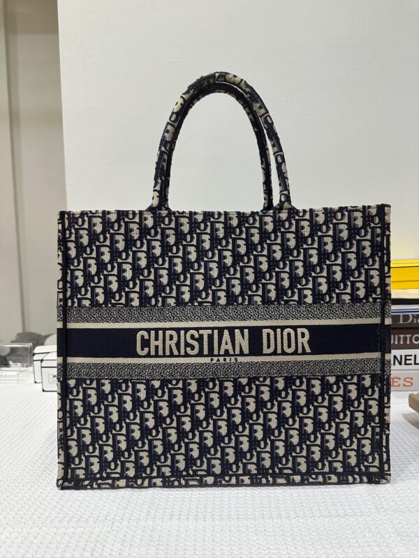 Dior Large Book Tote 95% New
