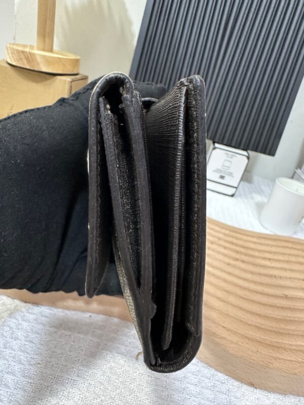 Gucci Three Fold Long Wallet 94% New - Image 4