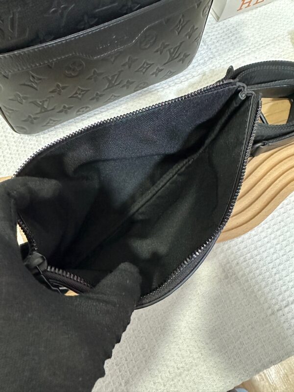 LV Trio Messenger 95% New - Image 11