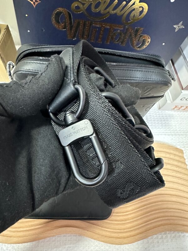 LV Trio Messenger 95% New - Image 8