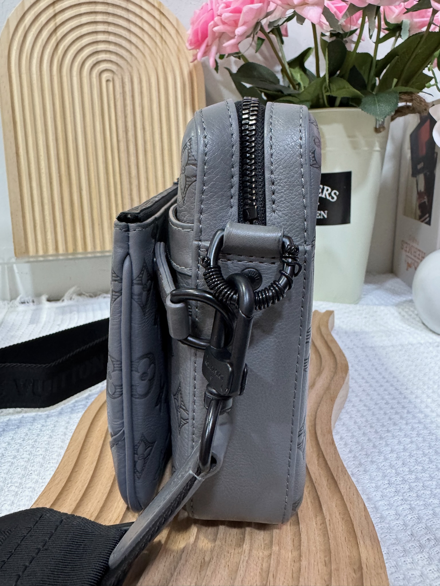 LV Trio Messenger Bag 94 New - Image 4